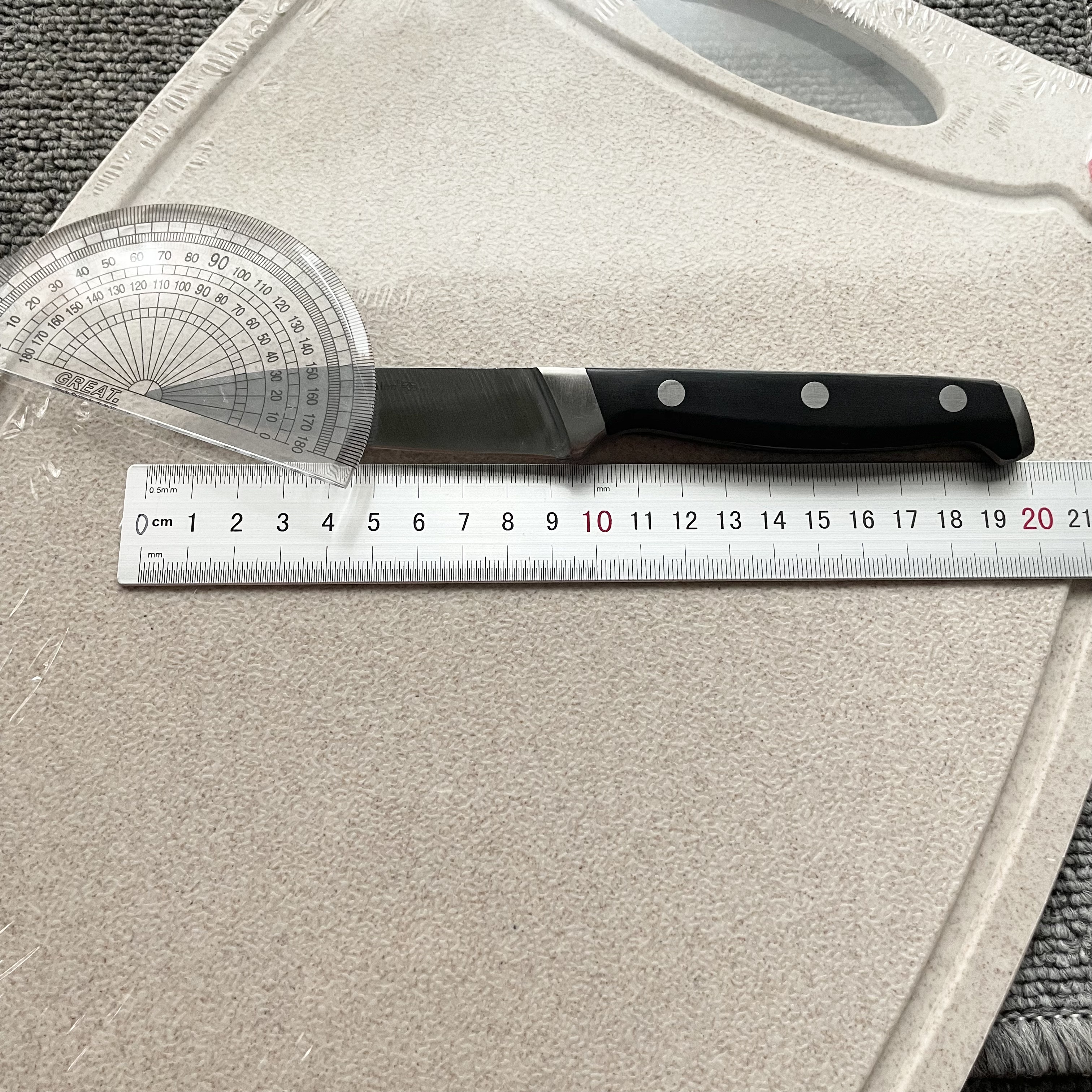 精修前：厨刀在切菜板上的实物拍摄，带量角器和尺子